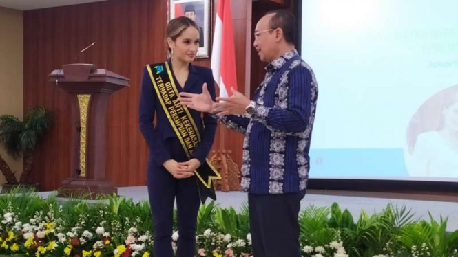 Cinta Laura
