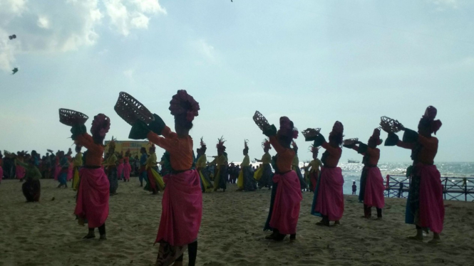 Sumenep Batik On The Sea di Pantai Slopeng, Ambunten, Sumenep.
