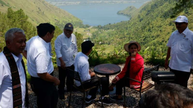 Presiden Jokowi di kawasan wisata Danau Toba