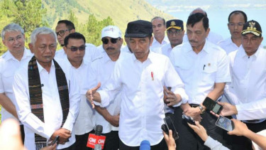 Jokowi di kawasan wisata The Kaldera Toba Nomadic Escape, Ajibata, Sumut.