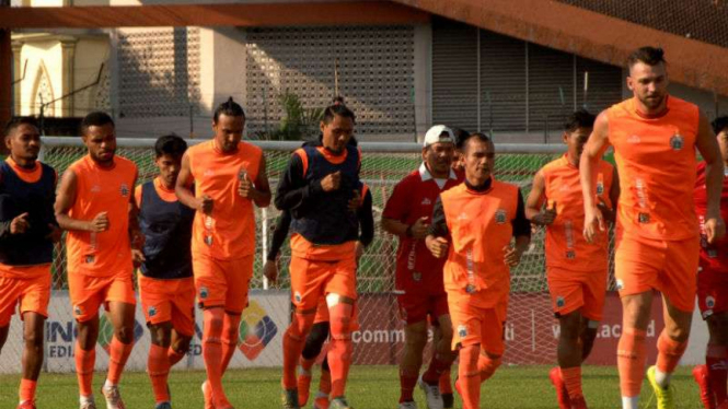 Pemain Persija Jakarta menjalani latihan.