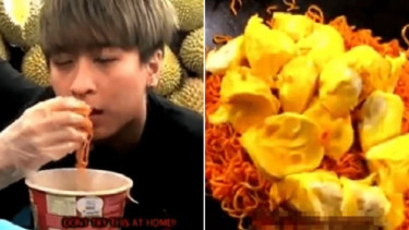 Artis Malaysia yang melakukan tantangan makan mi pedas campur durian