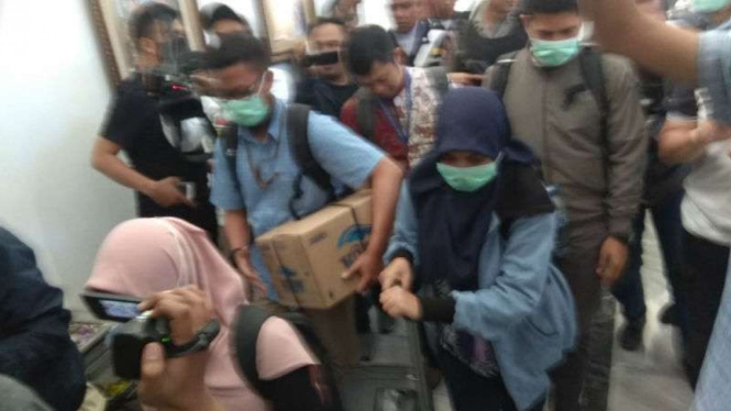 Penyidik KPK menggeledah ruang kerja Sekda Jabar,  Iwa Karniwa.