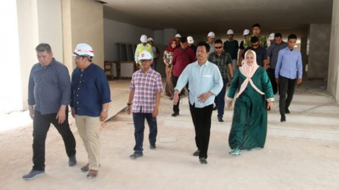 Wali kota Batam, HM Rudi bersama rombongan saat meninjau progres pembangunan Masjid Agung Sultan Mahmud Riayat Syah, Tanjunguncang, Kota Batam belum lama ini. (Foto: Dokumen/TIMES Indonesia)
