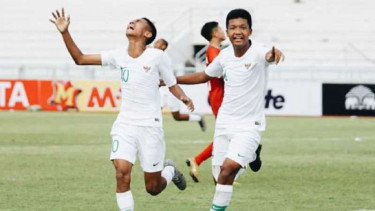 Para pemain Timnas Indonesia U-16 merayakan gol