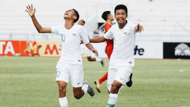 Para pemain Timnas Indonesia U-16 merayakan gol