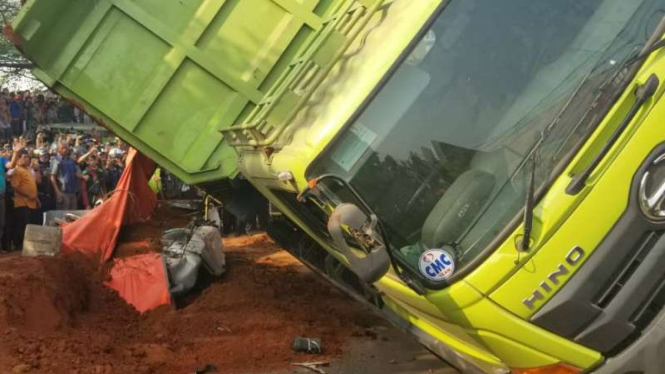 Mobil Daihatsu Sigra tertimpa truk pengangkut tanah di Tangerang, Kamis, 1 Agustus 2019.