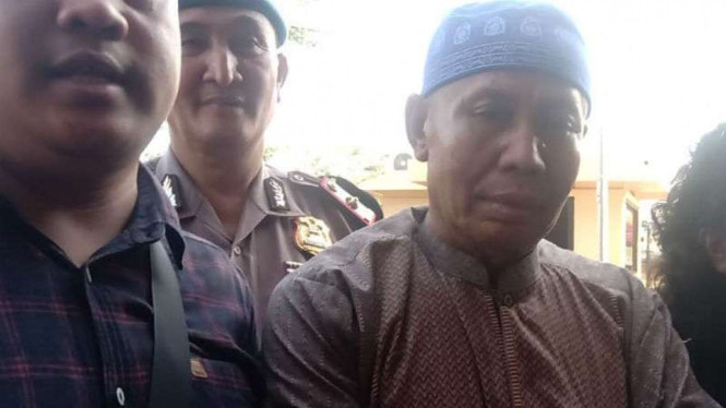 Abah Grandong si Pemakan kucing hidup tiba di Polres Jakarta Pusat