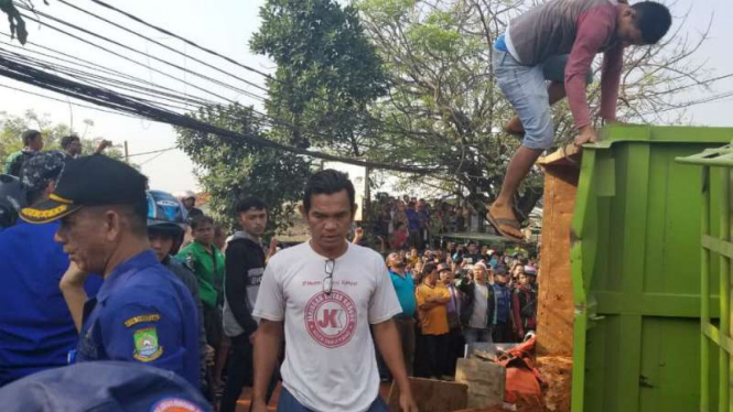 Truk tanah timpa mobil minibus di kawasan Cibodas, Tangerang.