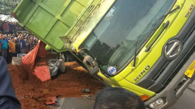 Truk pasir menimpa satu minibus menewaskan empat orang