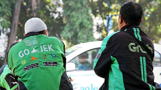 Gojek dan Grab.