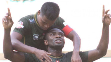 Pemain Tira Persikabo rayakan gol.