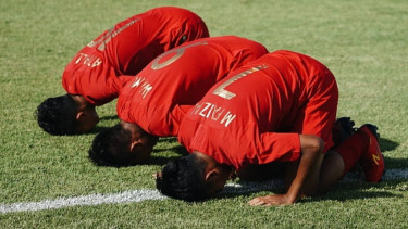 Para pemain Timnas U-16 rayakan gol. 