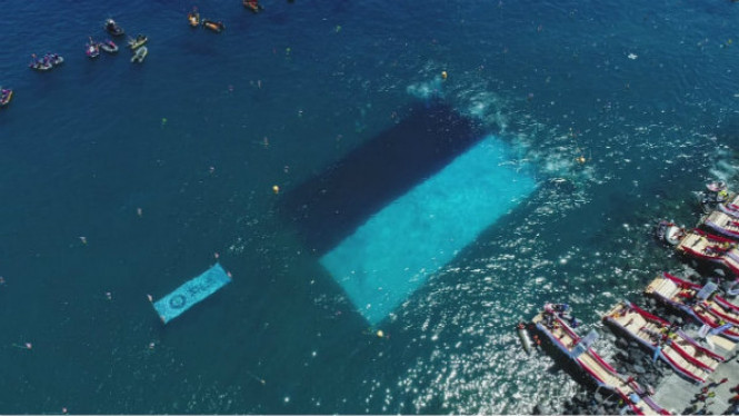 Pengibaran bendera Merah Putih di dalam laut