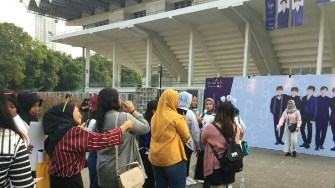 Antrean penonton boyband NUEST di Istora Senayan.