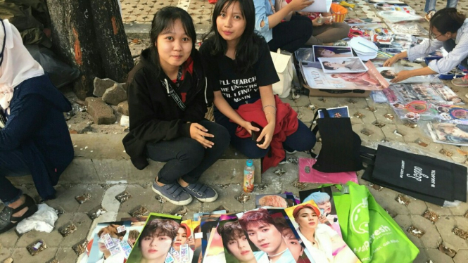 Berjualan di konser NUEST untung jutaan rupiah.