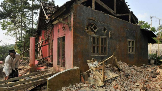 Rumah rusak akibat diguncang gempa di Kecamatan Mandalawangi, Pandeglang, Banten
