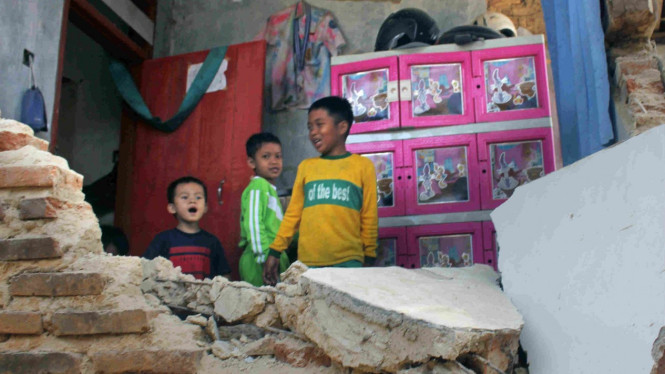 Sejumlah anak beraktivitas di rumah yang rusak akibat gempa Banten