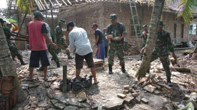 Personel TNI membantu korban gempa