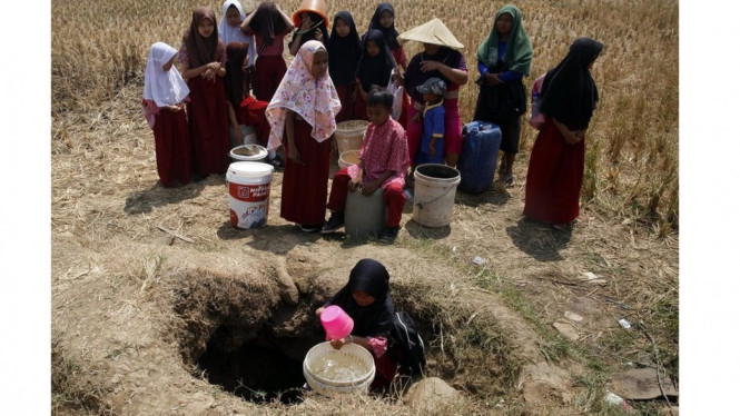 Sejumlah warga Jonggol, Kabupaten Bogor, antre di mata air persawahan di Desa Weninggalih, Rabu (24/07). BMKG menyebut 12 daerah di Jawa Barat bakal dilanda kekeringan ekstrem. - ANTARA/Yulius Satria Wijaya