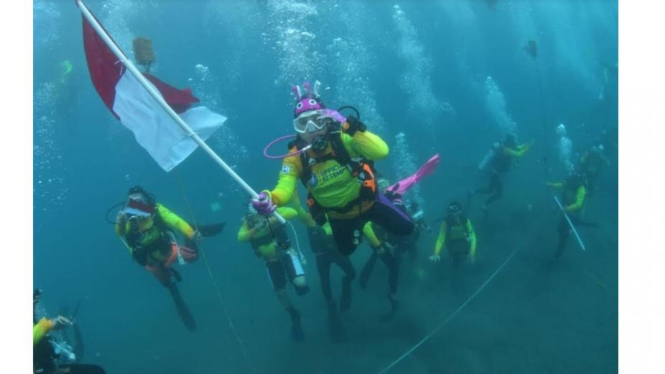 Peserta Wanita Selam Indonesia Kibarkan Bendera Dibawah Air Laut (Foto:Humas Polri)