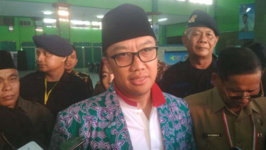 Menteri Pemuda dan Olahraga Imam Nahrawi (tengah)