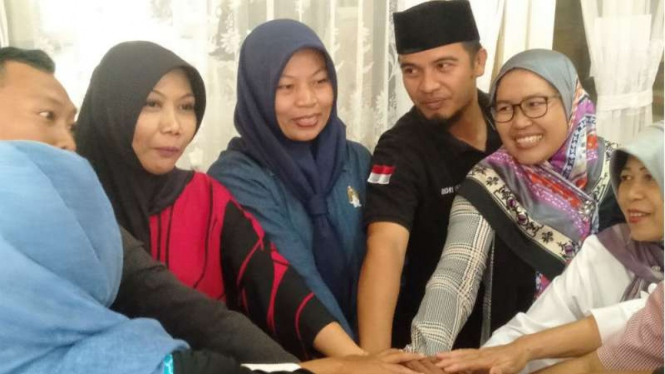 Baiq Nuril (tengah)