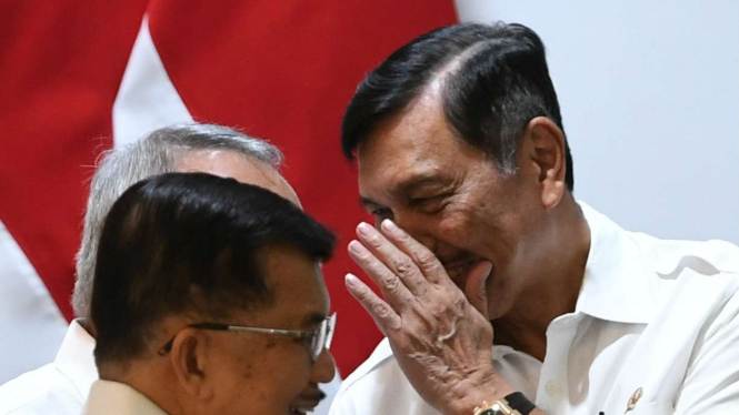 Menko Kemaritiman dan Investasi Luhut Binsar Panjaitan (kanan) dan Jusuf Kalla