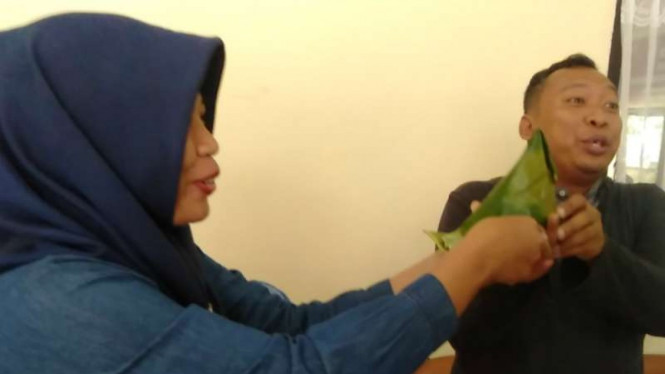 Mantan terpidana pelanggaran UU ITE, Baiq Nuril, kuliner khas Lombok Tengah kepada pengacara dan relawan di kampus Fakultas Hukum Universitas Mataram, Kota Mataram, Senin, 5 Agustus 2019.