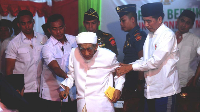 Maimoen Zubair alias Mbah Moen dipapah oleh Presiden Joko Widodo.