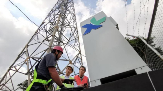 Teknisi XL Axiata mengecek jaringan.