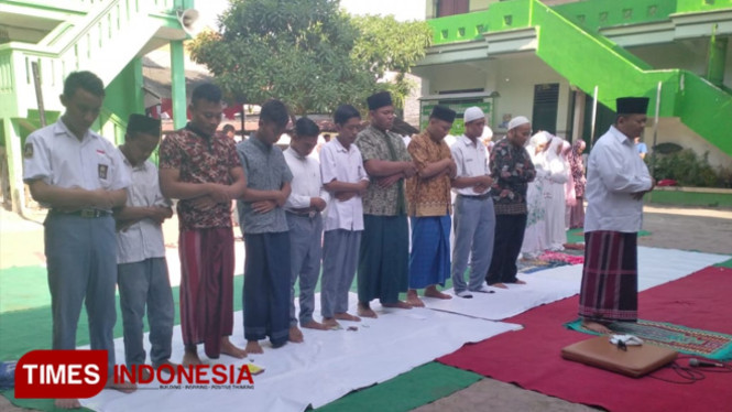 Sejumlah Siswa di Madrasah Aliyah (MA) Ash Shomadiyah, Tuban saat melaksanakan sholat Ghoib untuk almarhum KH. Maemoen Zubair di halaman sekolah setempat, Selasa, (06/08/2019) (Foto: Achmad Choirudin/TIMES Indonesia)