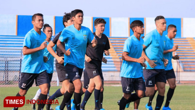 Pemain Persela Lamongan menjalani latihan di Stadion Surajaya Lamongan, Selasa (6/8/2019). (FOTO: MFA Rohmatillah/TIMES Indonesia)