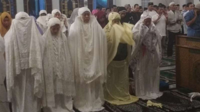Gubernur Jawa Timur Khofifah Indar Parawansa melaksanakan salat ghaib.