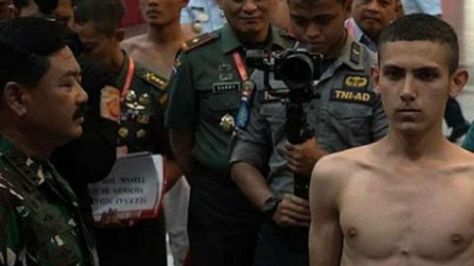 Enzo saat berbincang bersama Panglima TNI Marsekal Hadi Tjahjanto
