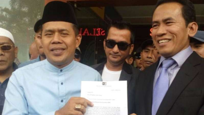 Caleg PKB Depok, Babai Suhaimi (kemeja biru), didampingi pengacaranya.
