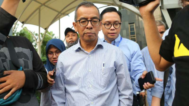 Mantan Direktur Utama PT Garuda Indonesia, Emirsyah Satar (tengah) di KPK.