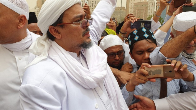Habib Rizieq Shihab saat di pemakaman KH Maimoen Zubair.