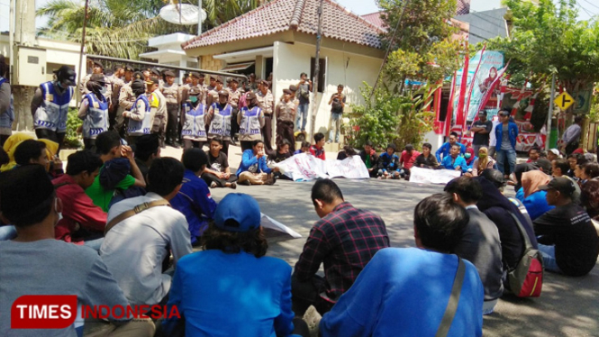 Mahasiswa PMII membacakan tahlil di depan Gedung DPRD Lamongan, Kamis (8/8/2019). (FOTO: MFA Rohmatillah/TIMES Indonesia)