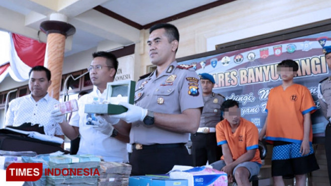 Kapolres Banyuwangi, AKBP Taufik Hardiansyah Zeinardi, saat menunjukan barang bukti dalam press release. (FOTO: Erwin Wahyudi / TIMES Indonesia).