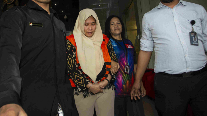 Asisten I Nyoman Dhamantra, Mirawati Basri mengenakan rompi tahanan