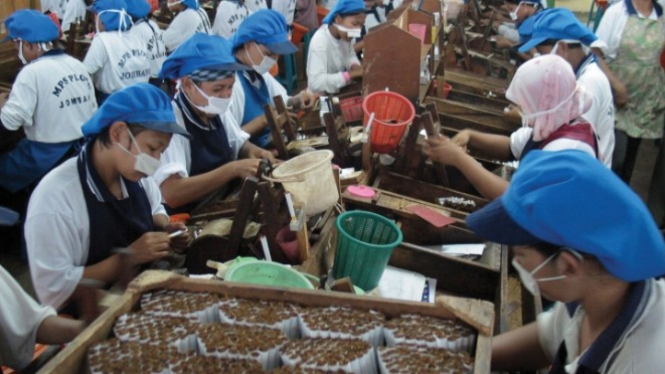 Karyawan perusahaan rokok dalam negeri.