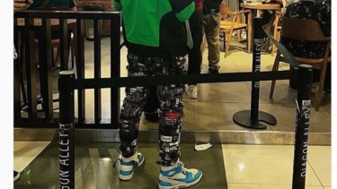 Drivel Ojol pakai sepatu Nike Air Jordan