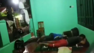 Temannya Pura-pura Jadi Pocong, Reaksi Remaja Ini Bikin Ngakak