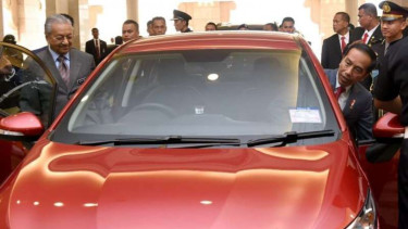 Melihat Mobil yang Ditumpangi Mahathir dan Jokowi.