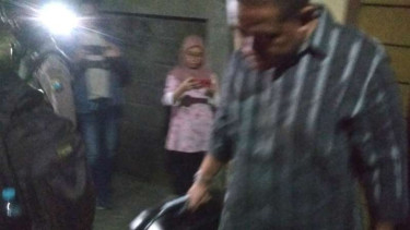 Tim KPK membawa koper berisi barang bukti dari rumah Karsali di Sakura Regency, Ketintang, Surabaya, pada Jumat, 9 Agustus 2019.