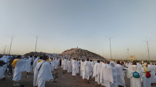 Jemaah haji saat wukuf di Jabal Rahmah, Arafah