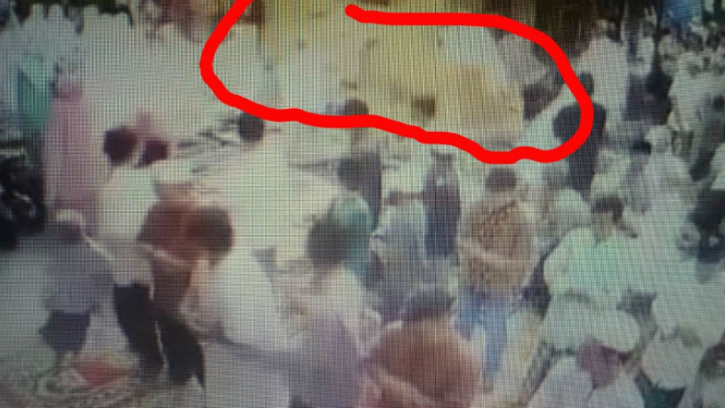 Sapi kurban lepas dan masuk ke masjid saat tengah salat id