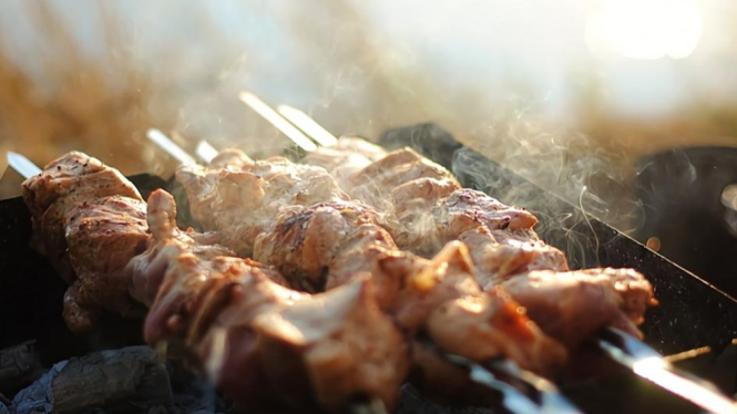 Ilustrasi makan daging kurban