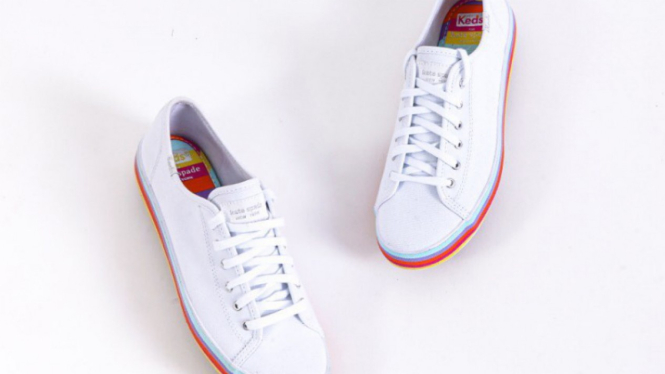 Sepatu kets berwarna putih.